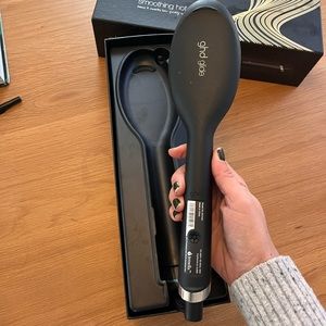 GHD glide hot brush- in great shape! Only used a few times